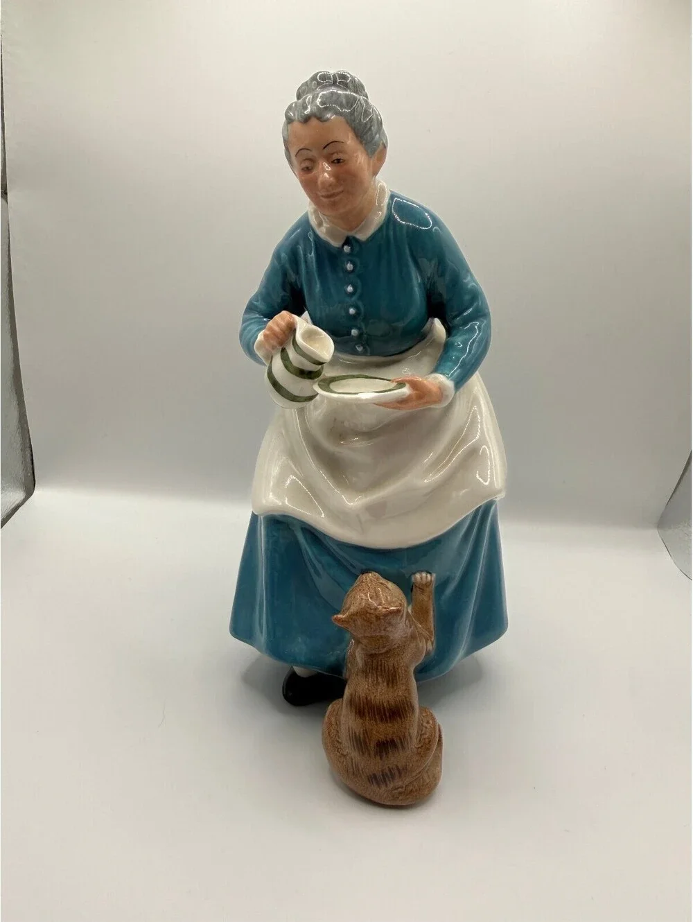 Royal Doulton The Favourite Porcelain Figurine HN2249 Woman Feeding Cat